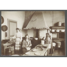 Jeunes femmes à la cuisine.