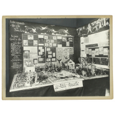 Exposition de travaux d'élèves sur le thème des contes et légendes. 