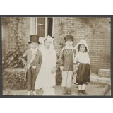 Enfants de Bourg-Achard en costume. 
