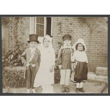 Enfants de Bourg-Achard en costume.