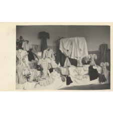 Exposition de travaux de couture.