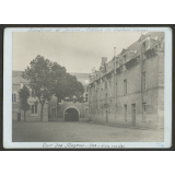 Collège de Loudun, académie de Poitiers. La cour des moyens et l'entrée principale.