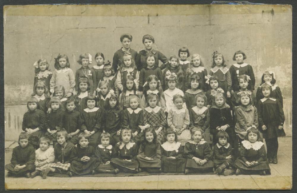 Photos de classe : Ecole paroissiale de filles rue Perronet (Paris 7e).