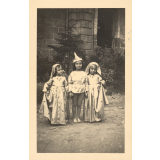 Trois enfants costumés