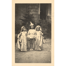 Trois enfants costumés
