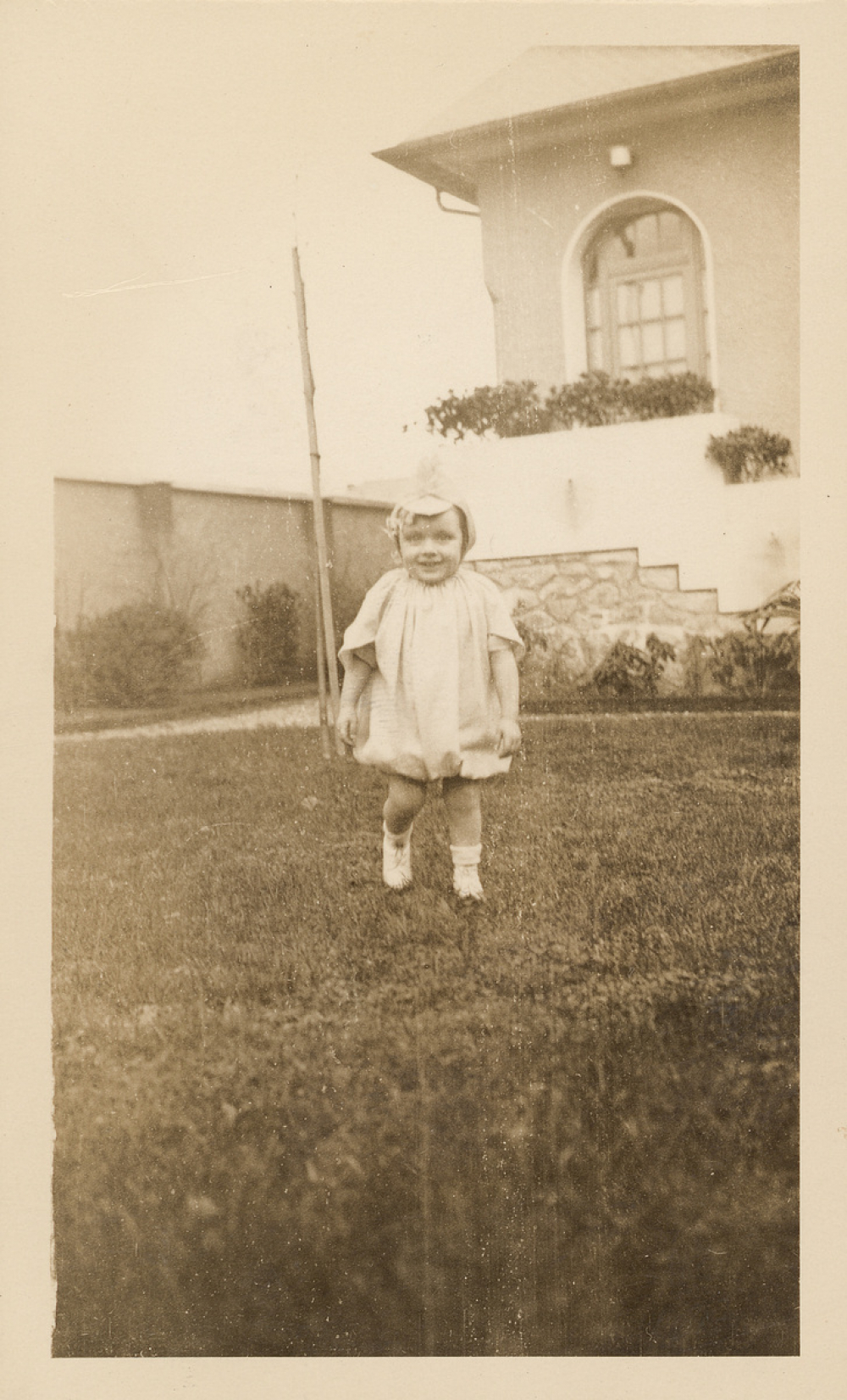 Enfant marchant dans l'herbe