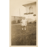 Enfant marchant dans l'herbe