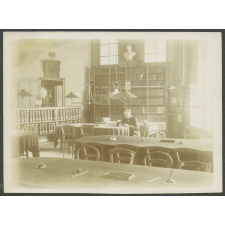 Ancien musée pédagogique : la bibliothèque et salles d'exposition.