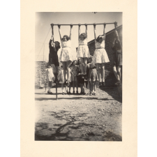 Fillettes pratiquant de l'exercice physique