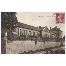 Manot - Ecoles et Mairie.