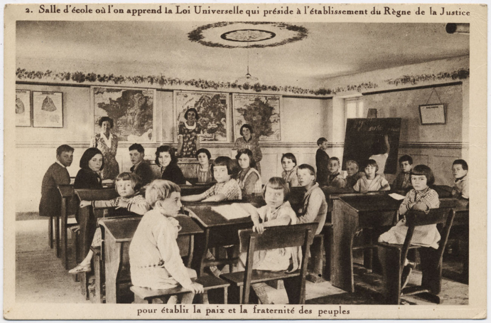 2 - Salle d'Ecole où l'on apprend la Loi Universelle qui préside à l'établissement du Règne de la Justice pour établir la paix et la fraternité des peuples.