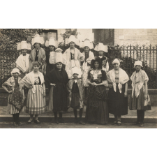 Actrices d'un spectacle de patronage: La Fille du Sonneur de cloches. 