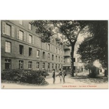 Lycée d'Evreux - La cour d'Honneur.