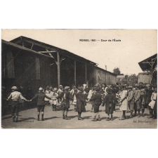 Roisel 1921 - Cour de l'Ecole.
