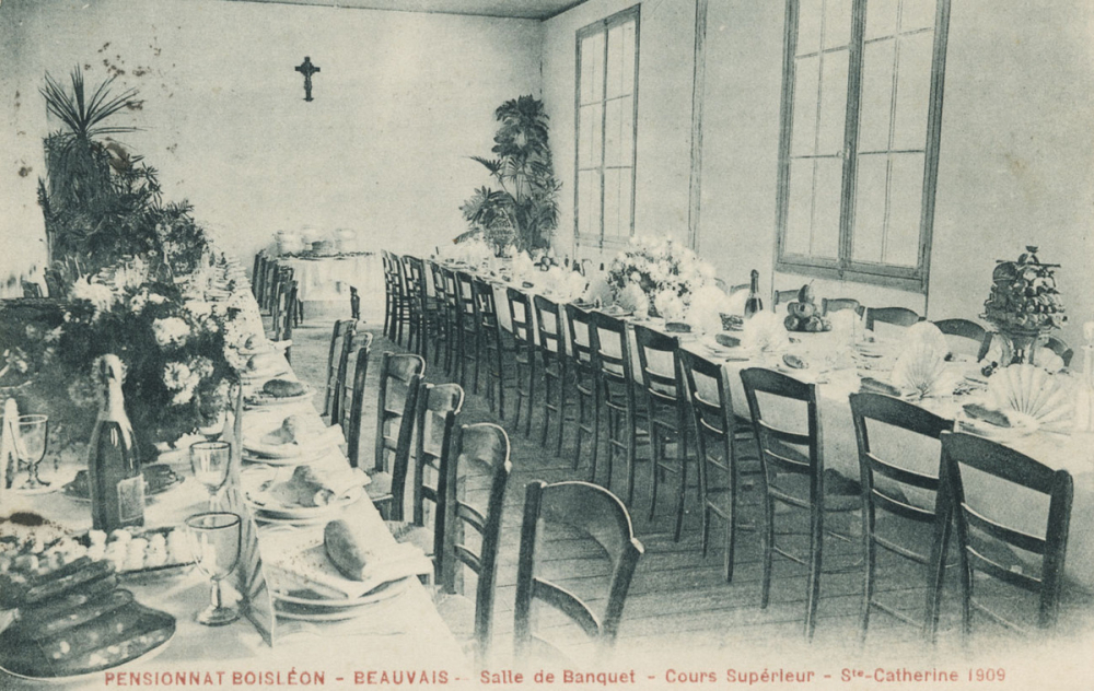 Pensionnat Boisléon - Beauvais - Salle de Banquet - Cours Supérieur - Ste-Catherine 1909.