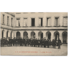 38. Rochefort-sur-Mer - La cour du Lycée.