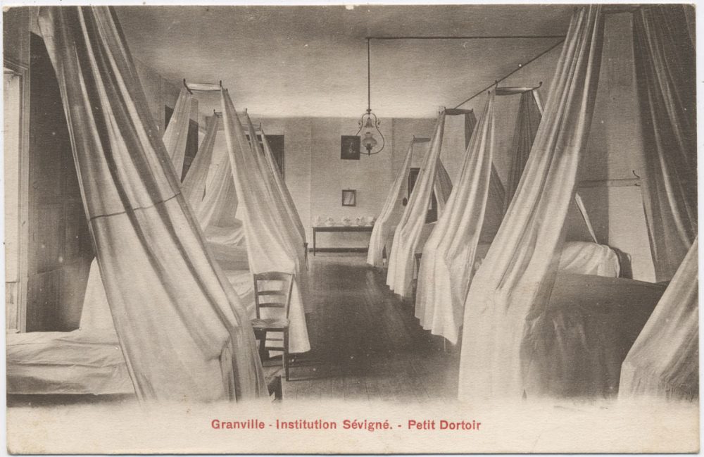 Granville - Institution Sévigné - Petit Dortoir.