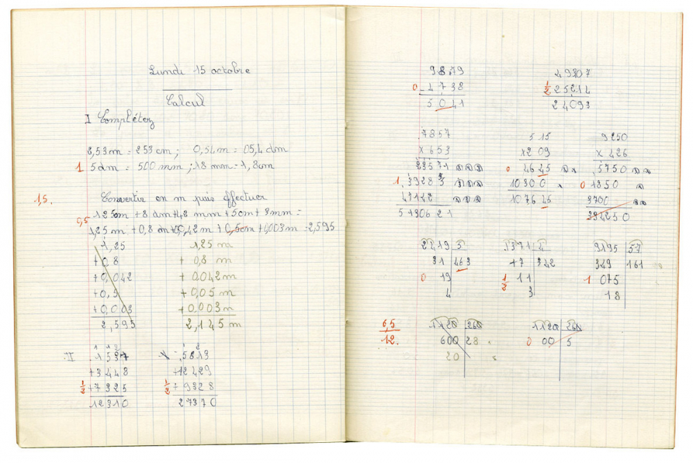Cahier de devoirs mensuels.