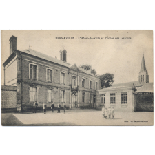 Bernaville - L'Hôtel-de-Ville et l'Ecole des Garçons.