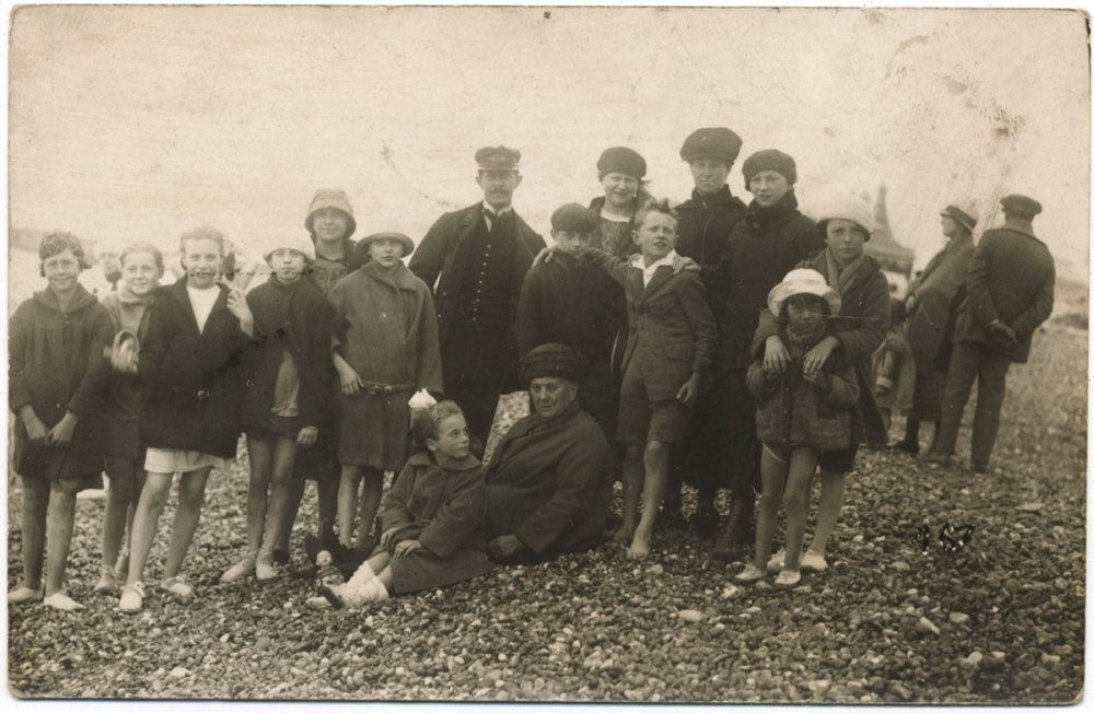 Photo de famille à la plage. 