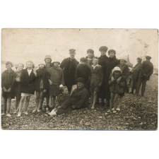 Photo de famille à la plage.