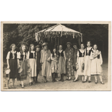 Actrices d'un spectacle de patronage: Le Parapluie de Don Quichotte.