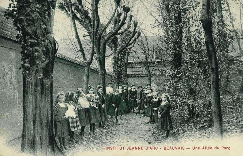 Institut Jeanne D'Arc - Beauvais - Une Allée du Parc.