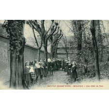Institut Jeanne D'Arc - Beauvais - Une Allée du Parc.