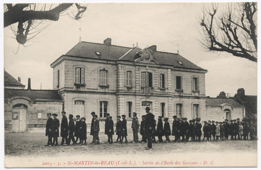 2064 - St-Martin-le-Beau (I.-&-L.) - Sortie de l'Ecole des Garçons.