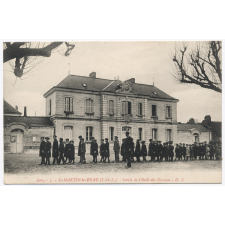 2064 - St-Martin-le-Beau (I.-&-L.) - Sortie de l'Ecole des Garçons.