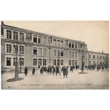 10 - Ecole Primaire Supérieure de Jeunes Filles d'Angers. La Leçon de Gymnastique.
