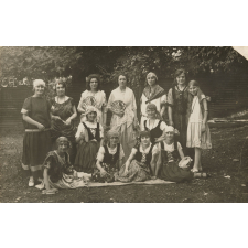 Actrices d'un spectacle de patronage: Coeur de gitane.