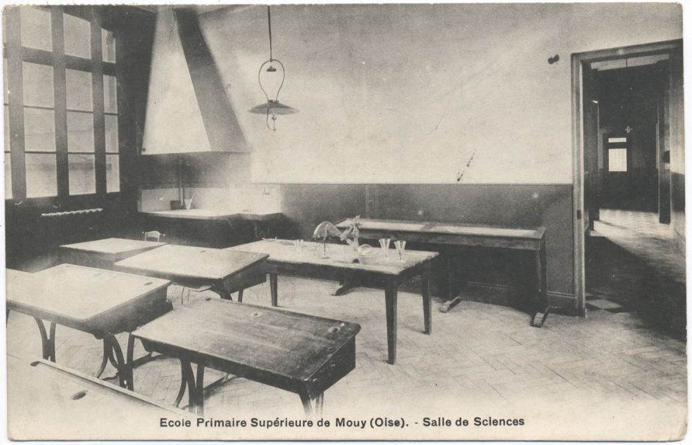 Ecole Primaire Supérieure de Mouy (Oise) - Salle de Sciences.
