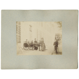 Scène avec enfants, carriole et âne. 