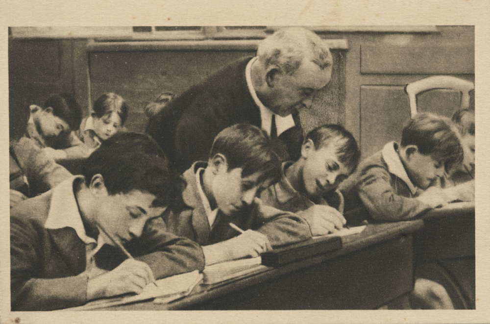 8 - Les Religieux de France - Film D.R.A.C. - Frères des Écoles Chrétiennes - La Classe d'écriture.