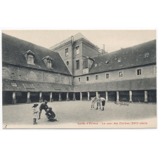 Lycée d'Evreux - La cour des Cloîtres (XVIIe siècle).