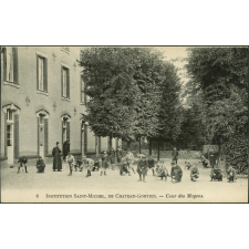 8 - Institution Saint-Michel, de Château-Gontier - Cour des Moyens.