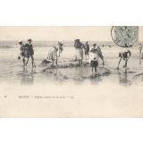 62 - Dieppe - Enfants jouant sur le sable.