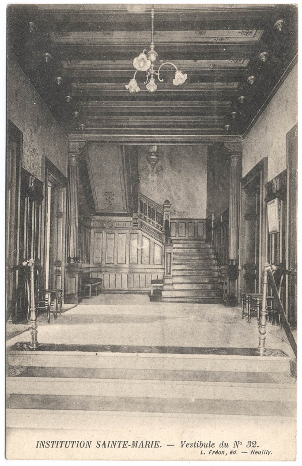 Paris - Institution Sainte-Marie - Vestibule du No 32.
