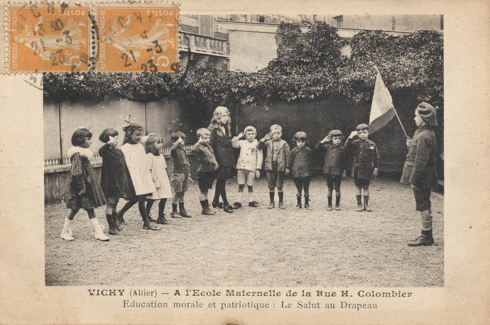 Vichy (Allier) - A l'Ecole Maternelle de la rue H. Colombier. Education morale et patriotique : Le Salut au Drapeau.