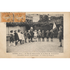 Vichy (Allier) - A l'Ecole Maternelle de la rue H. Colombier. Education morale et patriotique : Le Salut au Drapeau.