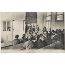 6 - Ecole Primaire Supérieure de Jeunes Filles d'Angers - Au Laboratoire.