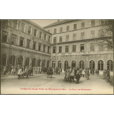 Collège de Jeunes Filles de Boulogne-sur-Mer - La Cour de Récréation.