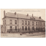 Bruyères-et-Monbérault - Le groupe scolaire et le Monument aux Morts.