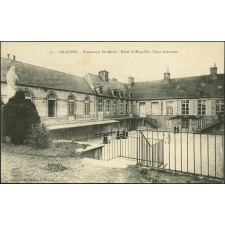 79 - Valognes - Pensionnat Ste-Marie - Hôtel de Maquillé - Cour intérieure.