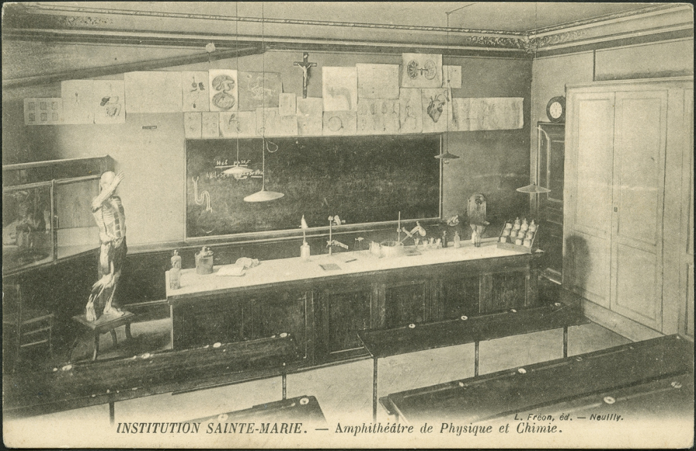 Institution Sainte-Marie - Amphithéâtre de Physique et Chimie.