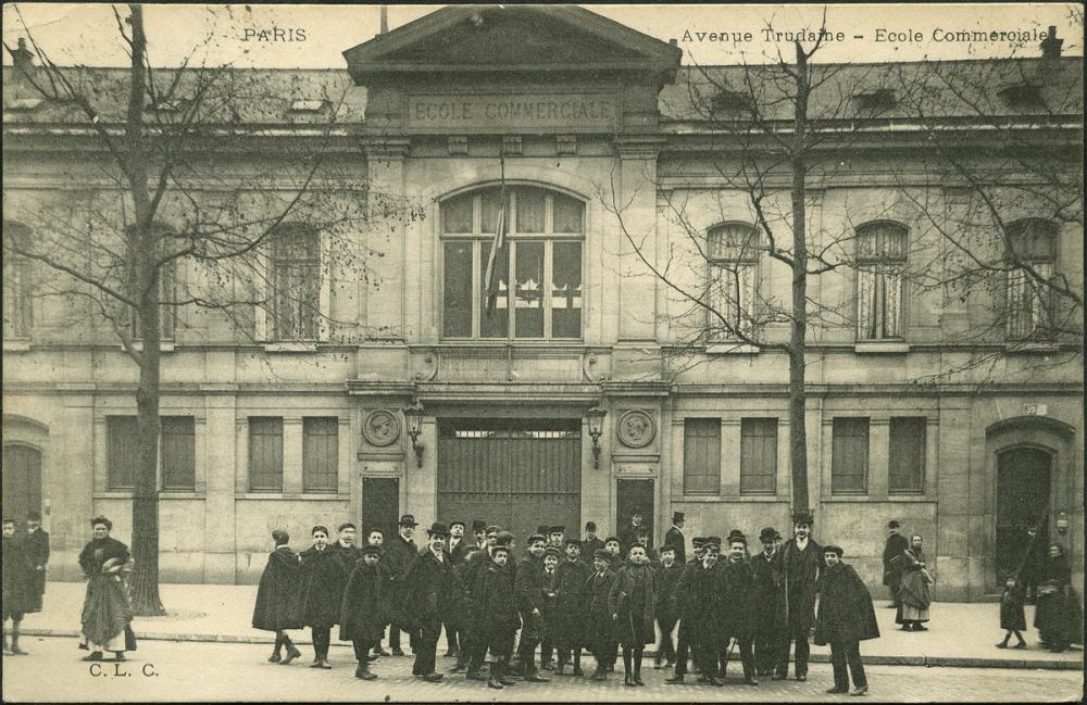 Paris - Avenue Trudaine - Ecole Commerciale.