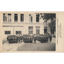 Colonie Scolaire du XIIe Arrondissement - Villeblevin (Yonne) - Départ pour la promenade.