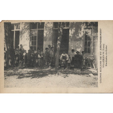 Colonie Scolaire du XIIe Arrondissement - Villeblevin (Yonne) - Distribution du Goûter.