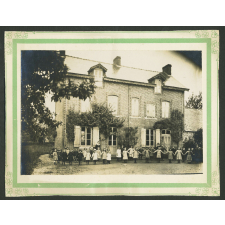 Ecole primaire de filles de Domfront , élèves dans la cour.